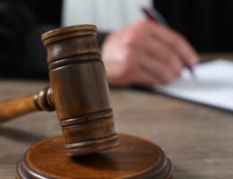 Muchas personas inmigrantes enfrentan procesos en tribunales de inmigración sin acceso a representación legal, lo que puede afectar el resultado de sus casos.