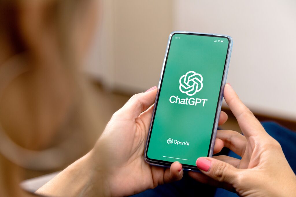 ChatGPT: cómo funciona, qué puede hacer y por qué usarlo con cuidado