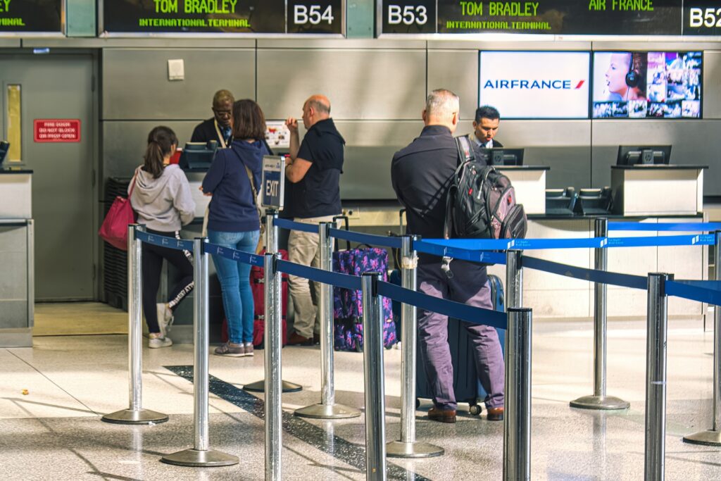 Aumentan detenciones de inmigrantes en aeropuertos. Quiénes enfrentan mayor riesgo