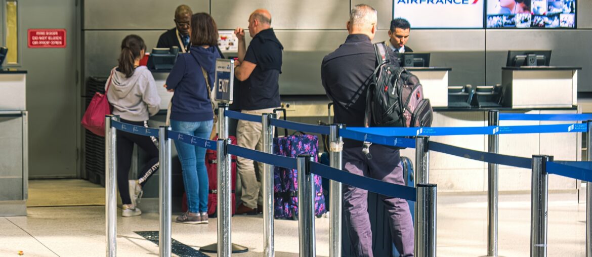 Aumentan detenciones de inmigrantes en aeropuertos. Quiénes enfrentan mayor riesgo
