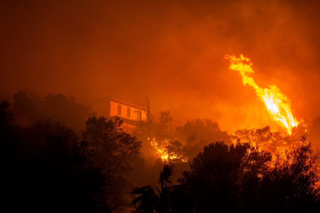 Lo que debe saber antes de limpiar casas afectadas por incendios en California