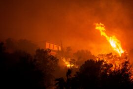 Lo que debe saber antes de limpiar casas afectadas por incendios en California