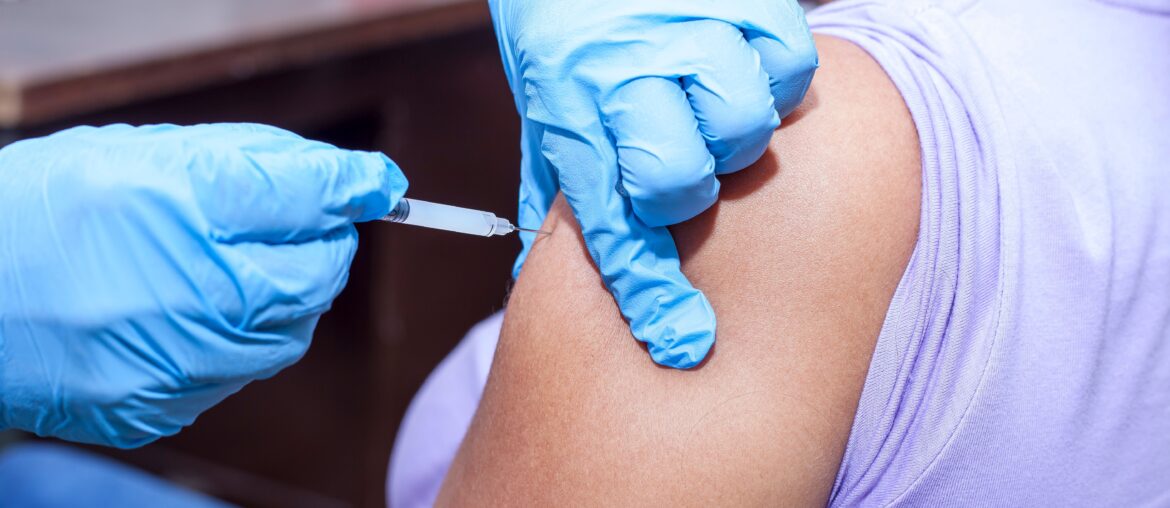Vacunas de gripe y COVID sin seguro médico: opciones gratis o a bajo costo