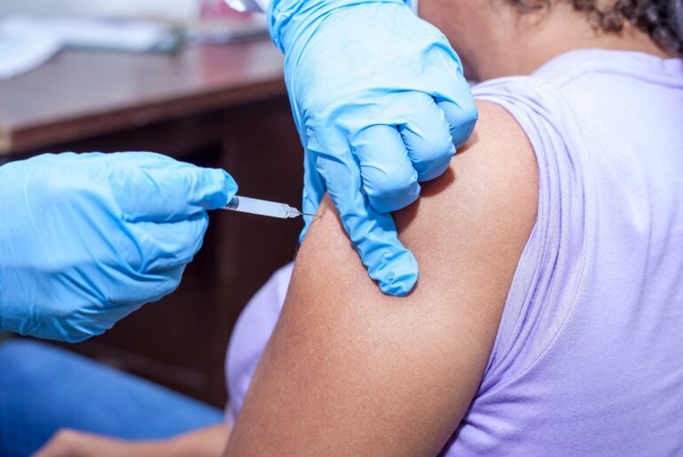 Vacunas de gripe y COVID sin seguro médico: opciones gratis o a bajo costo